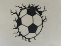 Decoración de pared balón de fútbol rompiendo la pared con grietas impresa en 3D bicolor negro y blanco