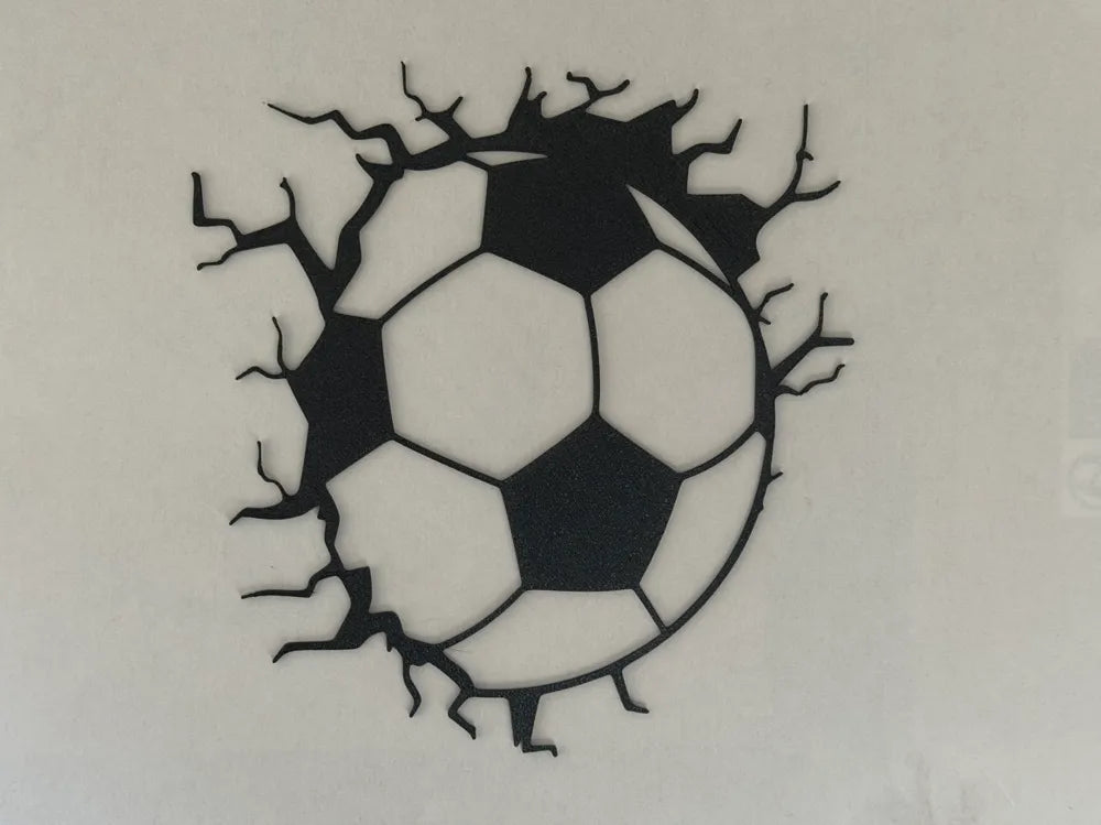 Decoración de pared balón de fútbol rompiendo la pared con grietas impresa en 3D bicolor negro y blanco