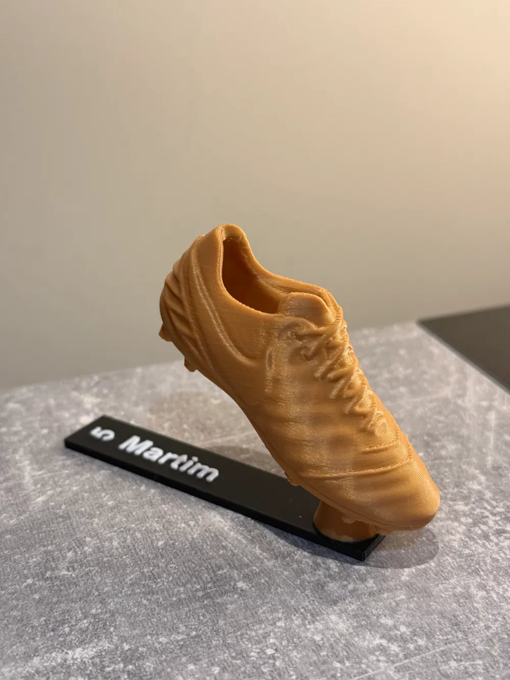 Mini trofeo botín dorado personalizable impreso en 3D con placa de nombre