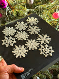 Pack de 6 copos de nieve 3D impresos con distintos diseños sobre placa Bambu Lab
