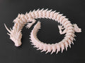 Dragón serpiente de dos cabezas articulado flexible impreso en 3D blanco en pose circular sobre fondo negro