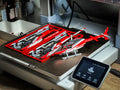 Kit Card Helicóptero Bell 206B impreso en 3D rojo y blanco con piezas en tarjeta para armar
