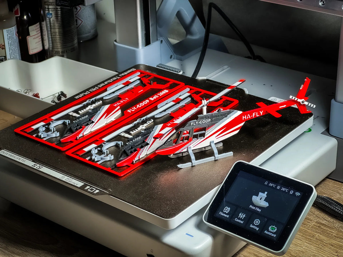 Kit Card Helicóptero Bell 206B impreso en 3D rojo y blanco con piezas en tarjeta para armar