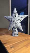 Estrella punta de árbol navideño calada impresa en 3D con diseño arabesco en color gris perla