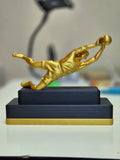 Trofeo arquero golero en vuelo dorado personalizable impreso en 3D sobre base negra
