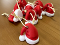 Pack de 6 gorritos de Papá Noel impresos en 3D en color rojo y blanco con cordón de yute para colgar