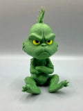 Figura del Grinch bebé sentado impresa en 3D de 15cm en color verde con ojos amarillos