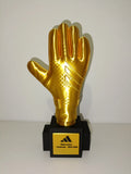 Trofeo guante dorado de arquero personalizable impreso en 3D sobre base negra con placa dorada