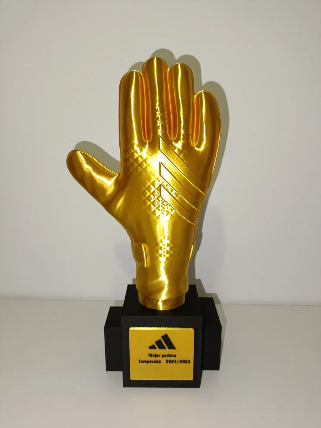 Trofeo guante dorado de arquero personalizable impreso en 3D sobre base negra con placa dorada