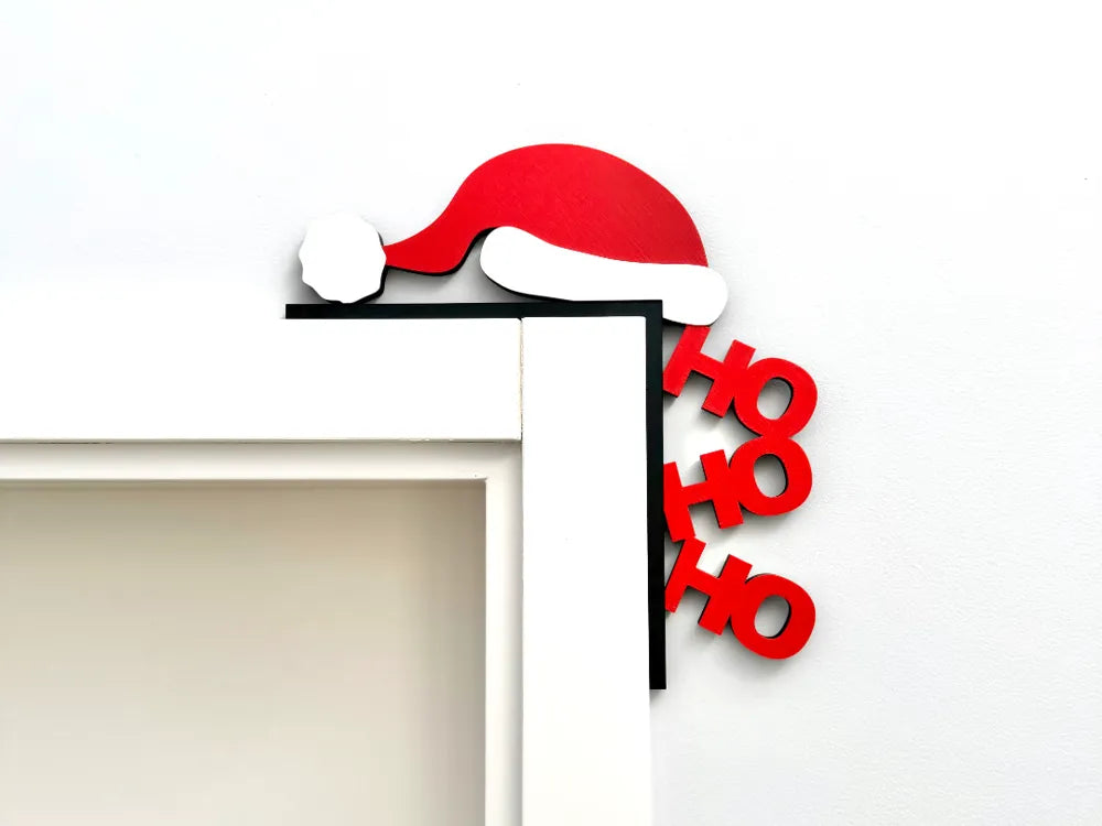 Adorno navideño para esquina de puerta HO HO HO 3D con gorrito de Papá Noel rojo y blanco sobre marco negro