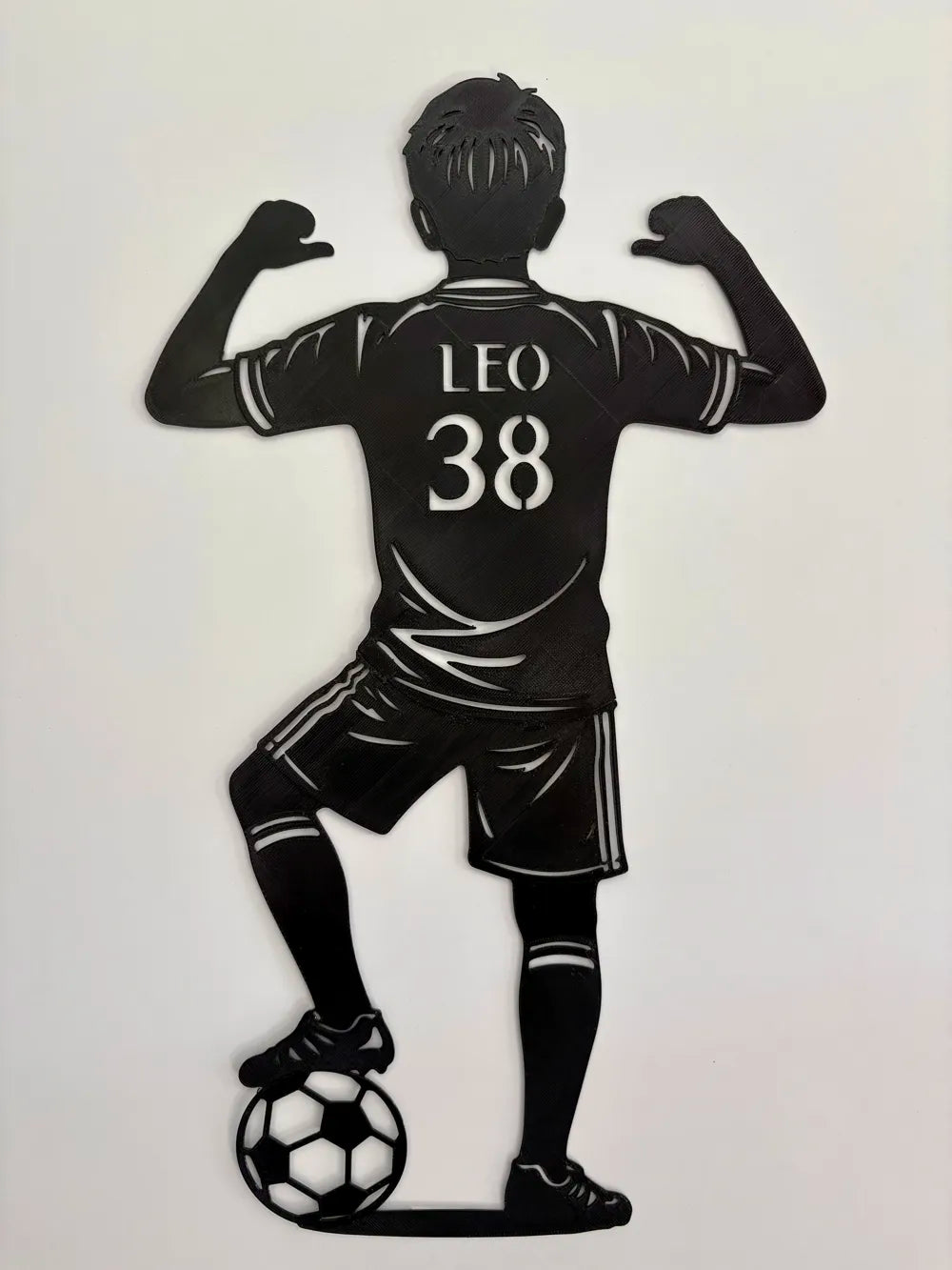 Decoración de pared silueta jugador de fútbol personalizable con nombre y número de camiseta impresa en 3D