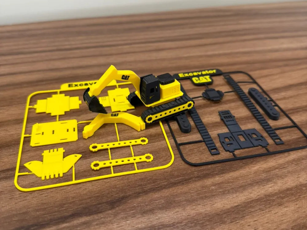 Kit Card Excavadora CAT impresa en 3D amarillo y negro con 2 placas de piezas para armar