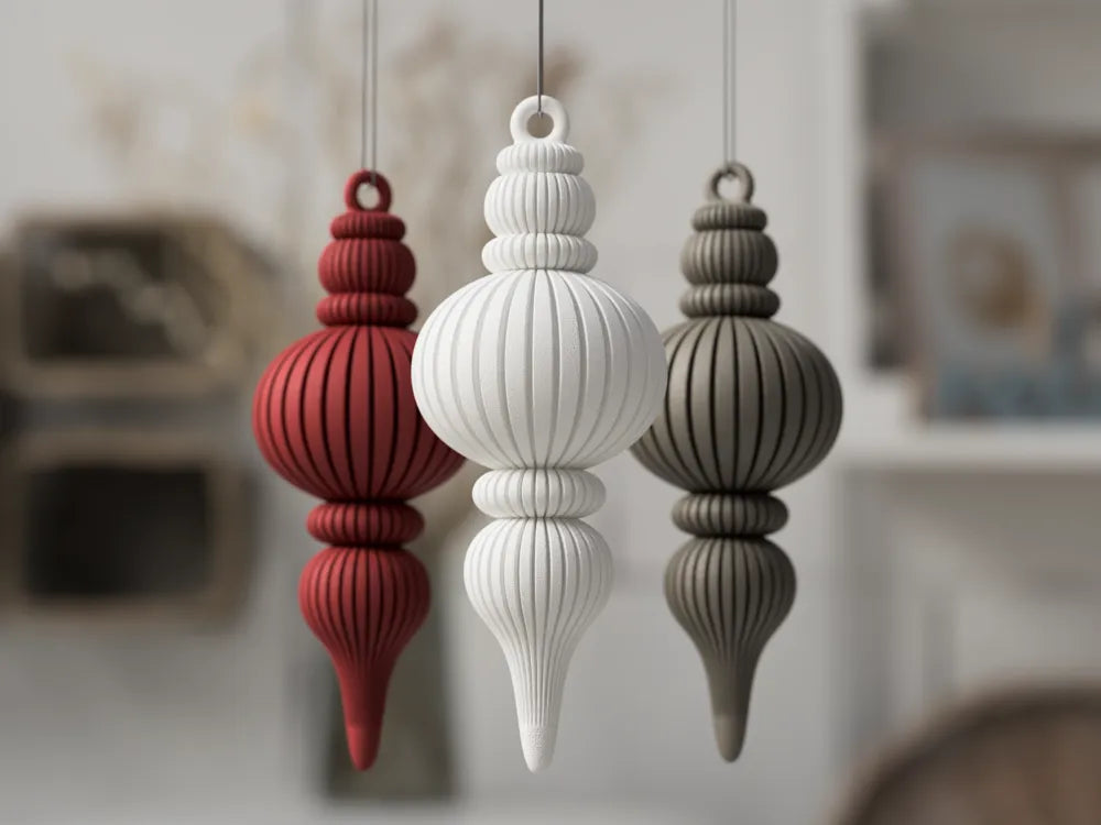 Tres finials navideños estriados 3D colgando en colores rojo, blanco y gris