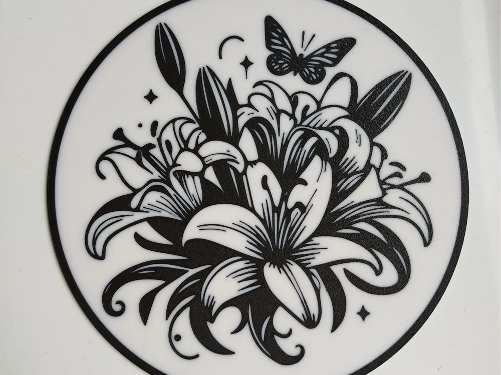 "Flor de lirio blanco y negro cuadro decorativo 3D — arte de pared floral con relieve impreso en PLA Uruguay"