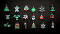 Pack de 18 mini adornos navideños 3D multicolor con distintos diseños: árboles, copos, muñecos, campanas, bolas, renos y más