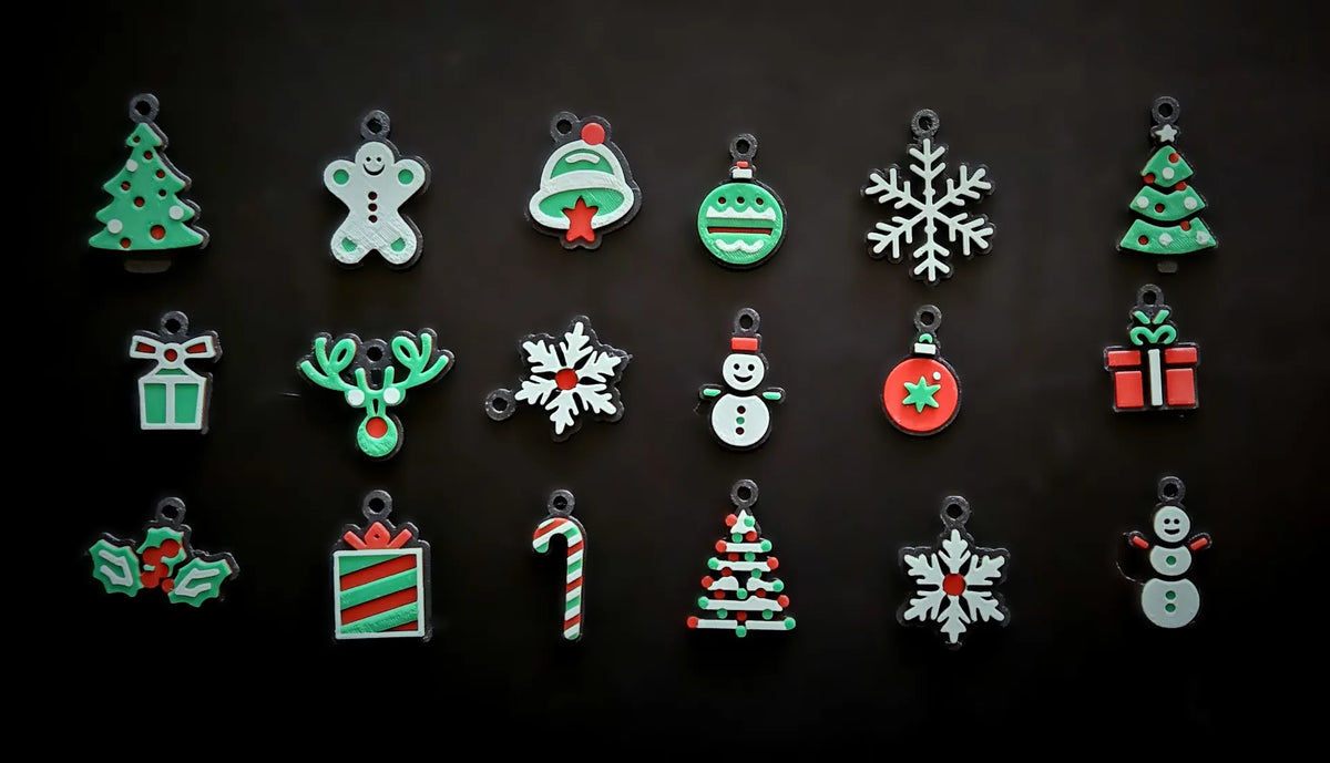 Pack de 18 mini adornos navideños 3D multicolor con distintos diseños: árboles, copos, muñecos, campanas, bolas, renos y más