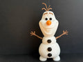 Figura de Olaf de Frozen impresa en 3D de 15cm con colores blanco, negro, naranja y marrón