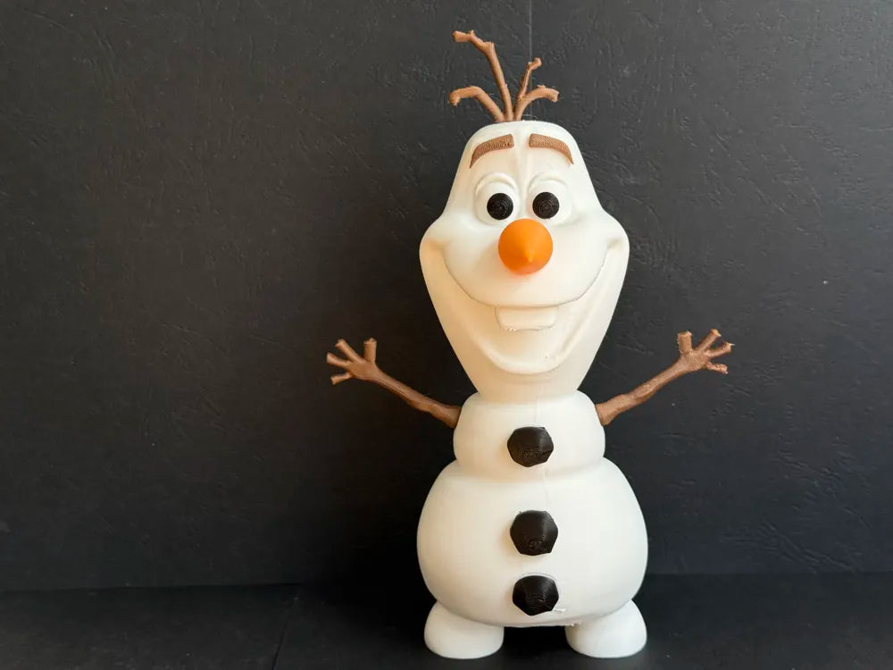Figura de Olaf de Frozen impresa en 3D de 15cm con colores blanco, negro, naranja y marrón