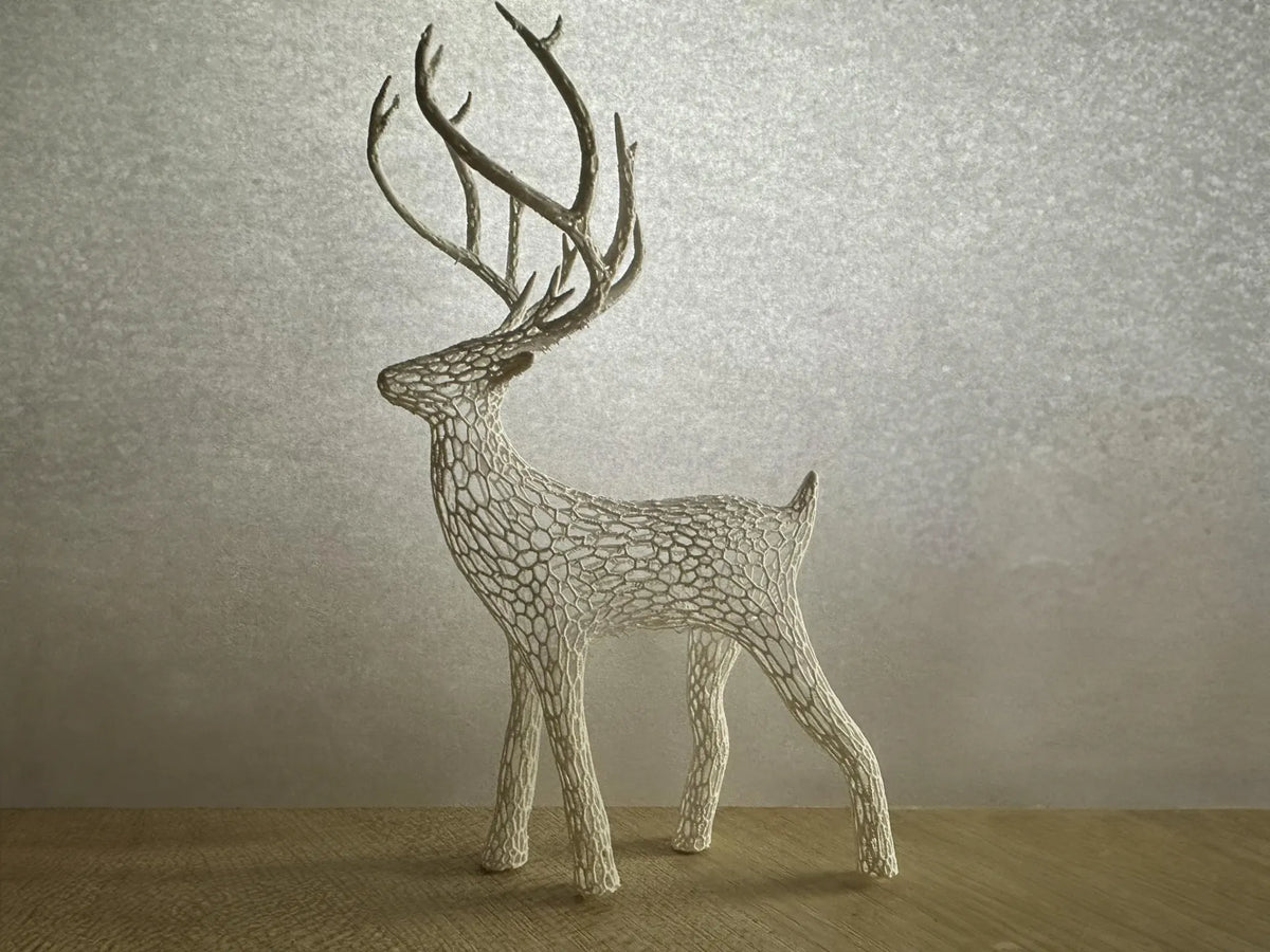 Reno calado con patrón voronoi impreso en 3D de 18x15cm en color blanco con cuernas detalladas