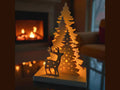 Escena navideña 3D de reno y árbol calado iluminada por vela LED sobre base, 10x15cm