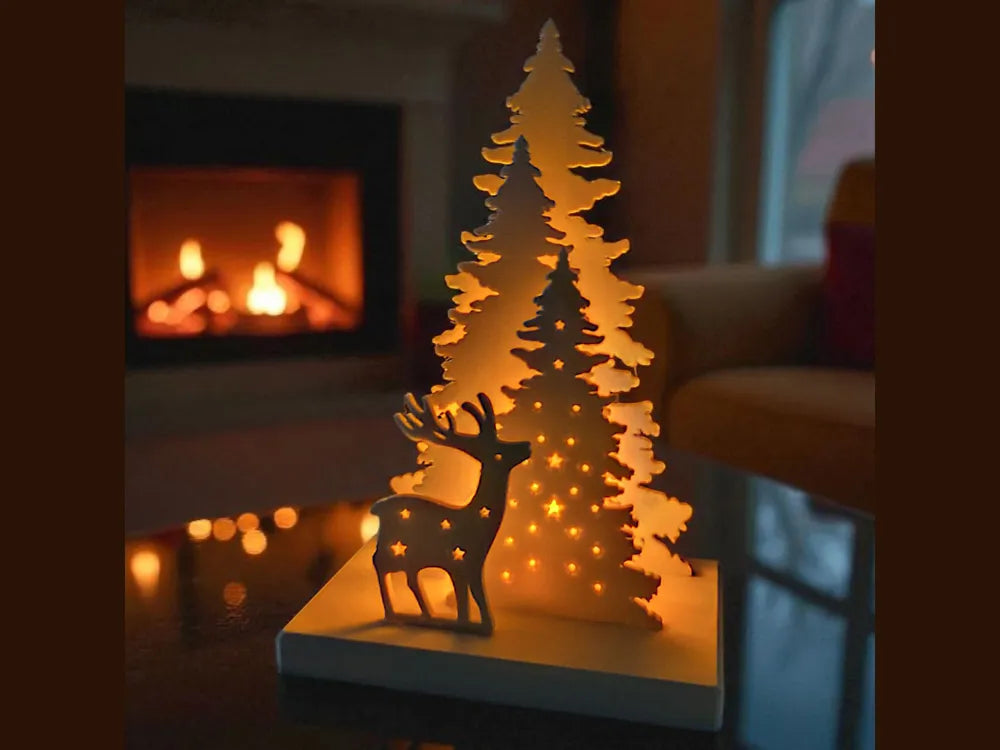 Escena navideña 3D de reno y árbol calado iluminada por vela LED sobre base, 10x15cm