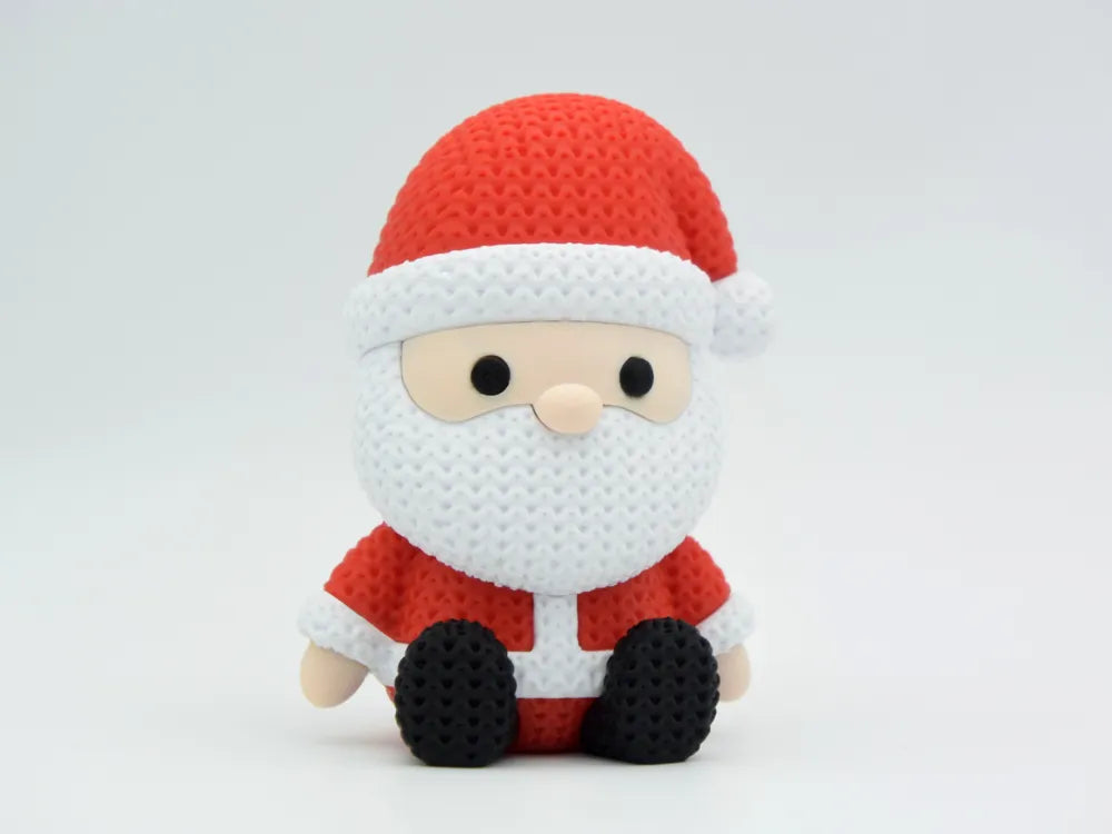Figura de Papá Noel amigurumi 3D de 15cm sentado con textura de tejido en colores rojo, blanco, negro y piel
