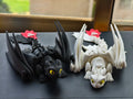 Figura articulada 3D del dragón Toothless Furia Nocturna negro y Furia Luminosa blanca de Cómo Entrenar a tu Dragón