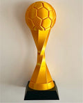 Trofeo balón dorado personalizable impreso en 3D sobre base negra