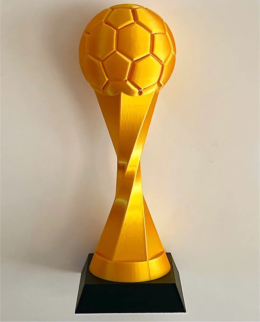 Trofeo balón dorado personalizable impreso en 3D sobre base negra