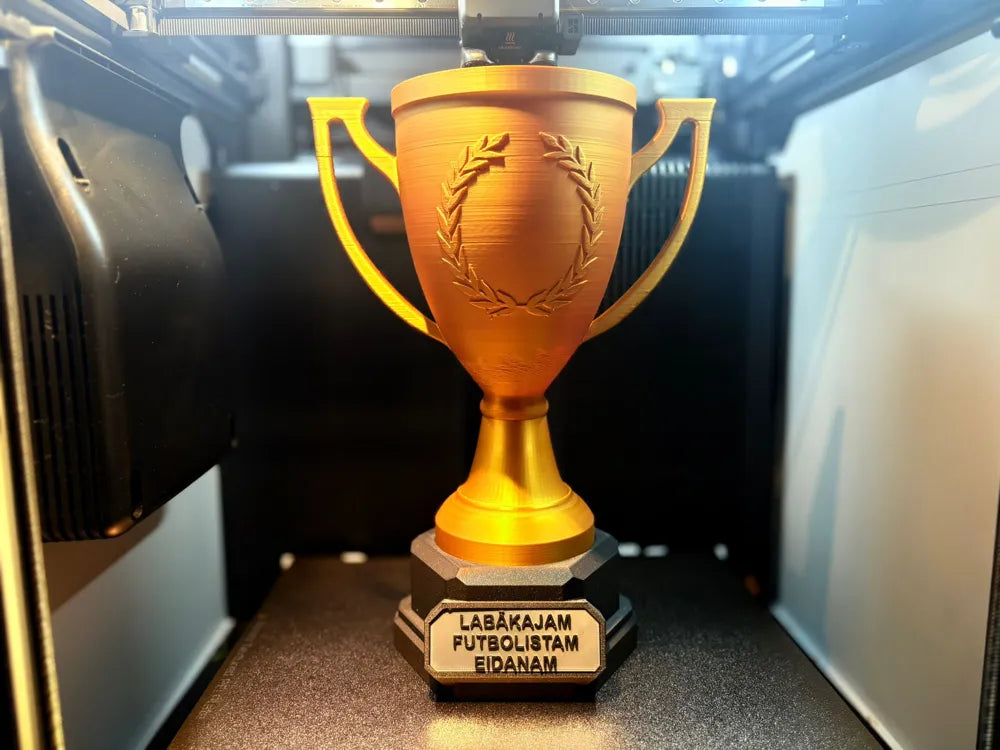 Copa trofeo con laurel personalizable impresa en 3D, acabado dorado bronceado con base negra y placa