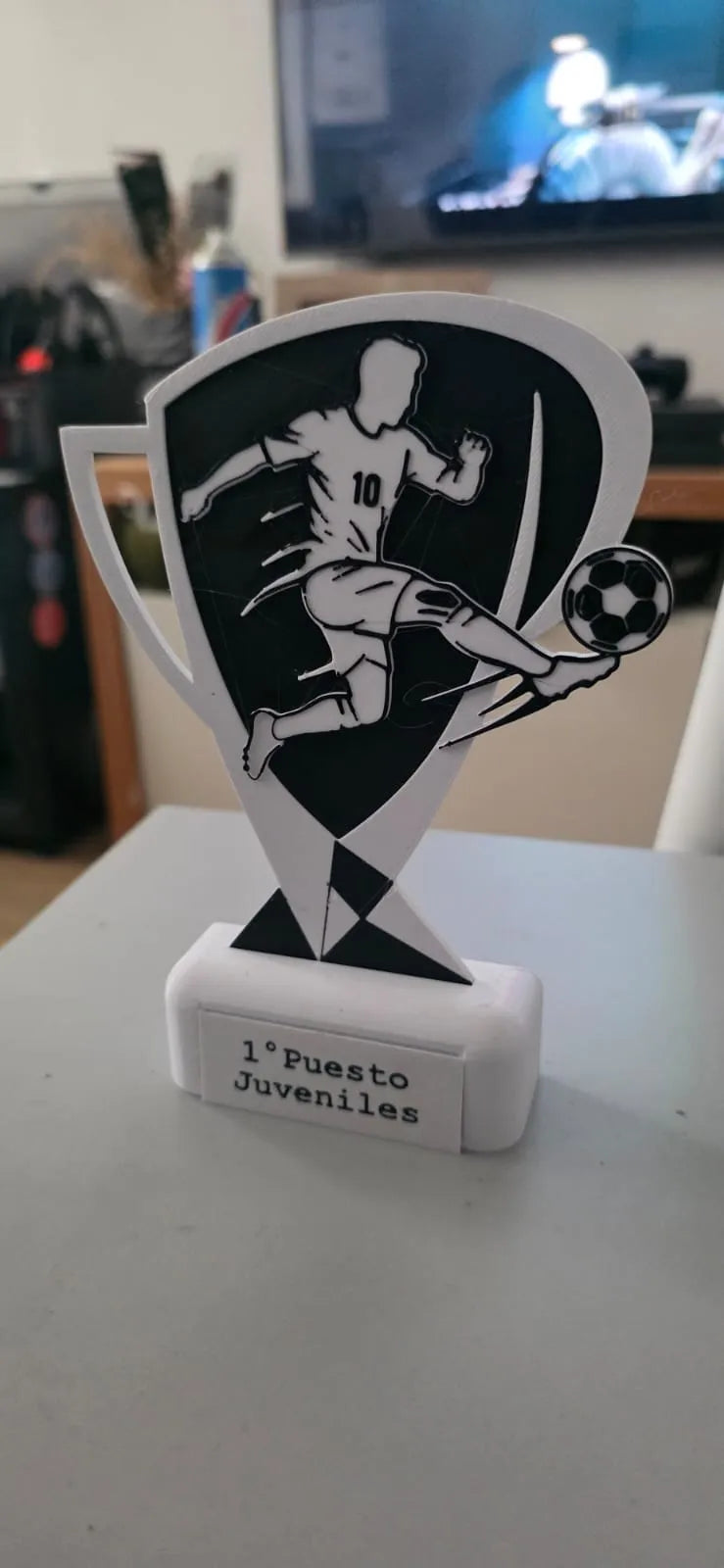 Trofeo moderno de fútbol impreso en 3D bicolor negro y blanco con base personalizable