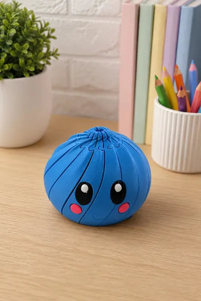 Twisty Ball Kawaii impresa en 3D azul con carita kawaii en escritorio