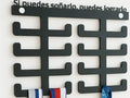  "Medallero básico con frase motivadora 18x18 cm — organizador de medallas impreso en 3D Uruguay"