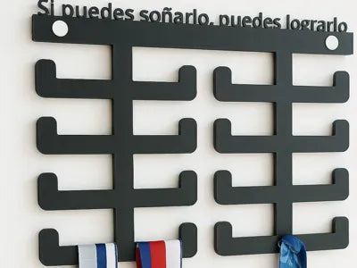  "Medallero básico con frase motivadora 18x18 cm — organizador de medallas impreso en 3D Uruguay"