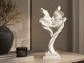 Escultura decorativa 3D de pareja en beso con formas florales orgánicas en PLA blanco mate sobre superficie elegante