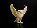 Escultura decorativa 3D búho con alas abiertas y grabados celtas, color marfil crema sobre fondo negro