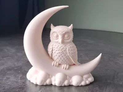 Escultura decorativa 3D búho posado en luna creciente con nubes, color blanco rosado suave