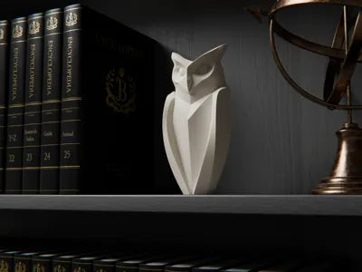 Escultura decorativa 3D búho minimalista geométrico blanco sobre estantería con libros