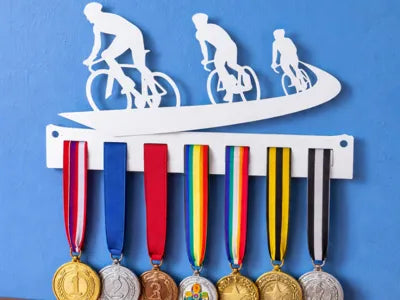 Medallero ciclismo con siluetas de ciclistas en ruta