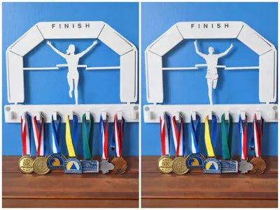 Medallero para corredor con medallas colgadas