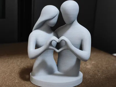 Escultura decorativa 3D pareja uniendo manos en forma de corazón, color gris claro, fondo oscuro