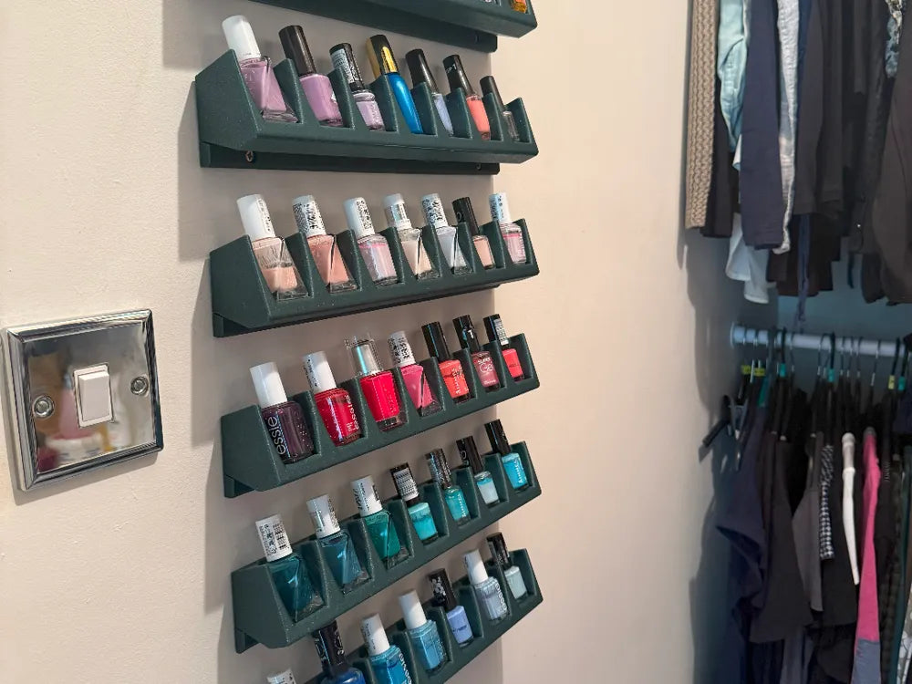 Estante organizador de esmaltes impreso en 3D, color verde oscuro, montado en pared con frascos de esmalte