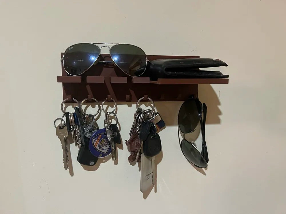 Llavero organizador 3D de pared con 4 ganchos y bandeja superior con llaves y lentes colgados
