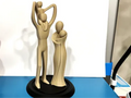 Escultura decorativa 3D familia — papá alzando bebé y mamá abrazada, estilo minimalista