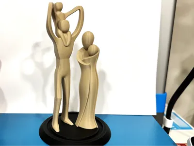 Escultura decorativa 3D familia — papá alzando bebé y mamá abrazada, estilo minimalista
