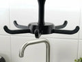 Gancho giratorio 3D negro con 4 brazos enganchado al grifo de cocina