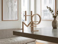 Letras decorativas HOME impresas en 3D en PLA color natural sobre mesa de comedor en ambiente minimalista escandinavo