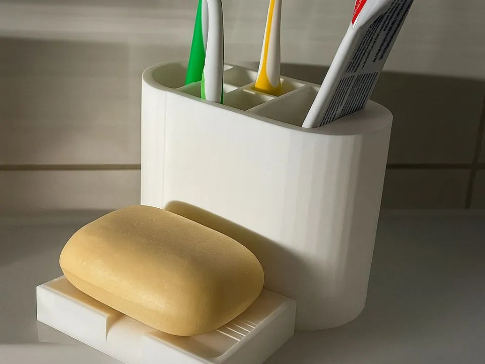 Set de baño 3D blanco: portacepillos con divisores y jabonera con jabón sobre mesada de baño