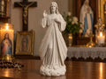 Escultura decorativa 3D Jesús Misericordioso con manto fluyendo y mano en bendición, color blanco marfil