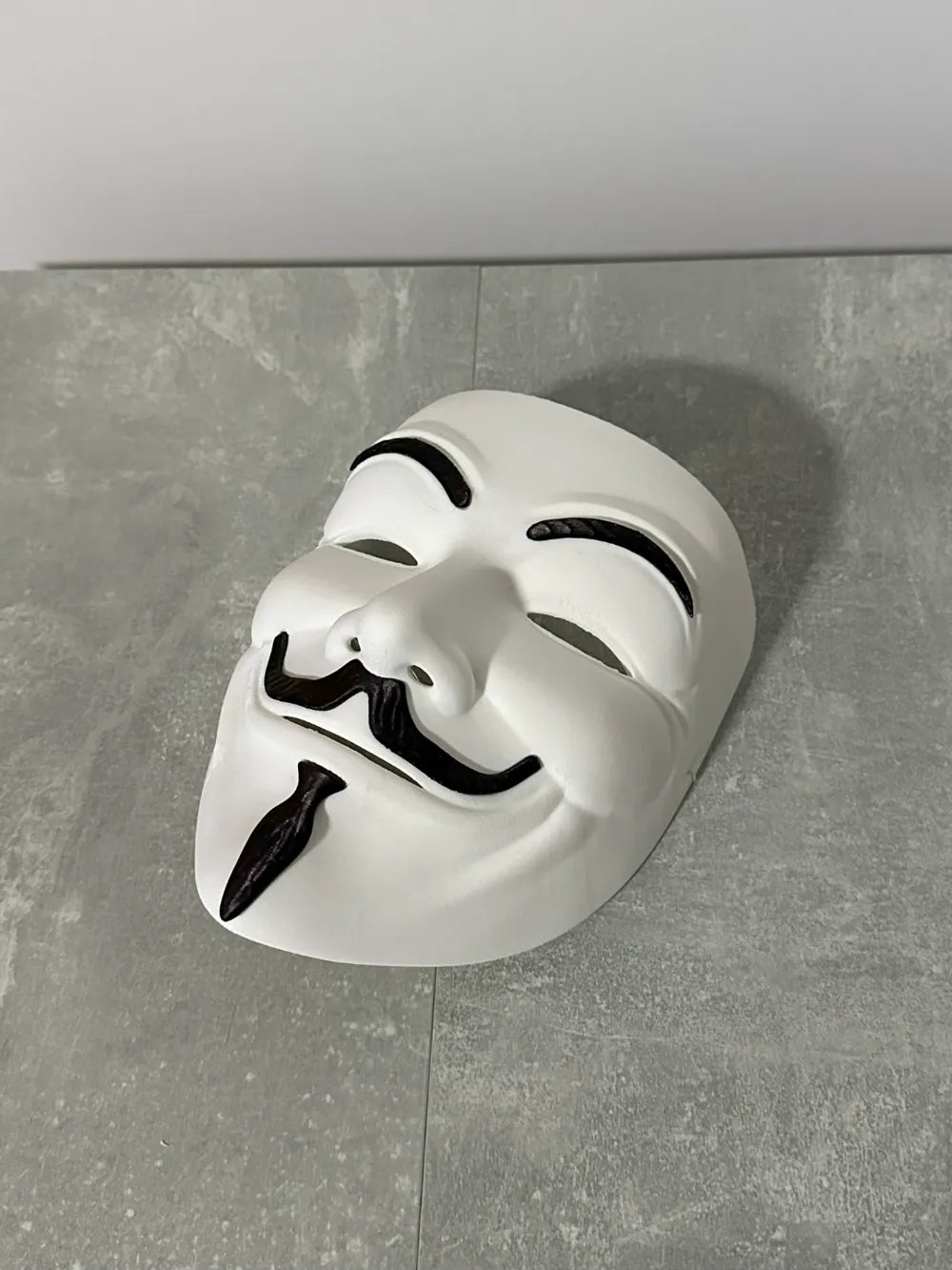 Máscara V de Vendetta 3D impresa en blanco y negro - 17x20cm